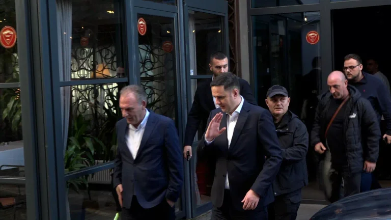Abdixhiku עם זרועות פתוחות עבור Fatmir Limaj עבור הקואליציה לפני הבחירות