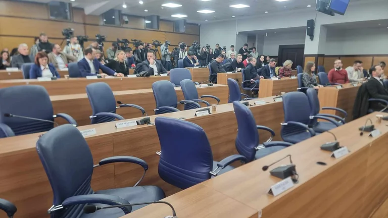 Kaosi in Pristina: Calls the יוצאת דופן של המדינה של האמצעים האישיים שלה ואת התקציב 2026
