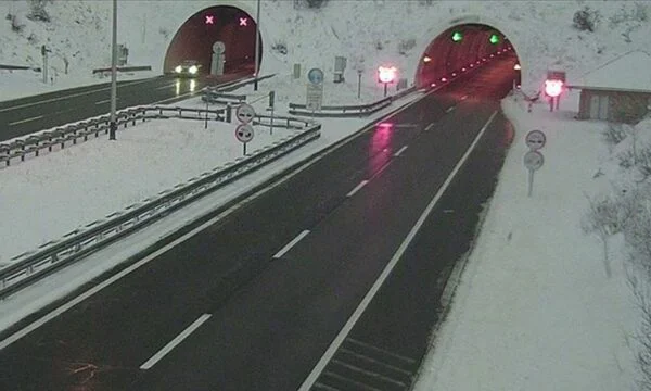 הרולינג מתחיל על הכביש הראשי של קרואטיה לאחר שלג