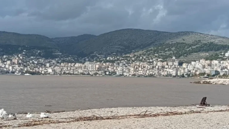 מזג אוויר רע באלבניה, משנה את צבע הים האיוני