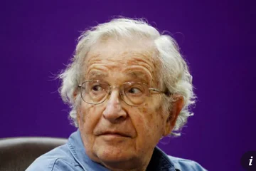 Jeffrey Epstein의 어두운 네트워크와 관련된 왼쪽 philosopher 및 엘리트 비평가 Noah Chomsky.