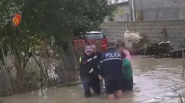 National Security Forces 및 Delta Force를 포함한 알바니아에서 홍수.