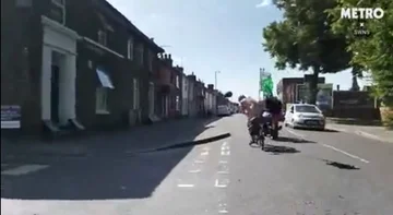 순간 a 사람 punched a chiclist 벌거 벗은 에 England