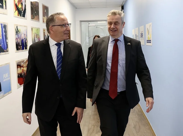 השגריר הבריטי רוצה את האמזה, גם מדבר על מוסדות מתפקדים