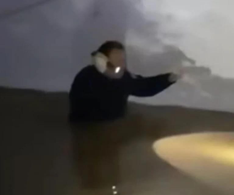 המשטרה התערבה כדי לפנות שני קשישים מהבית המלא במים בג'ילן (VIDEO)