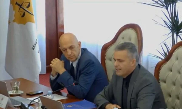 החברים משחררים את האולם, מסיקים את הפגישה KKPKA, שם נדרש פיטוריו של בסמן קלמנדי להיכנס לסדר היום.