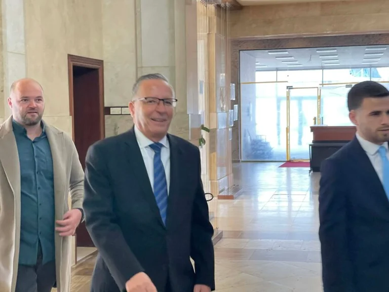 חמזה הולך לפגישה באוסמן, מראה את התאריך לבחירה
