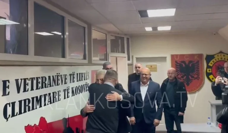 עלי אהמטי מגיע למשרדי OVL KLA הצפויים על ידי מנהיגי הארגון
