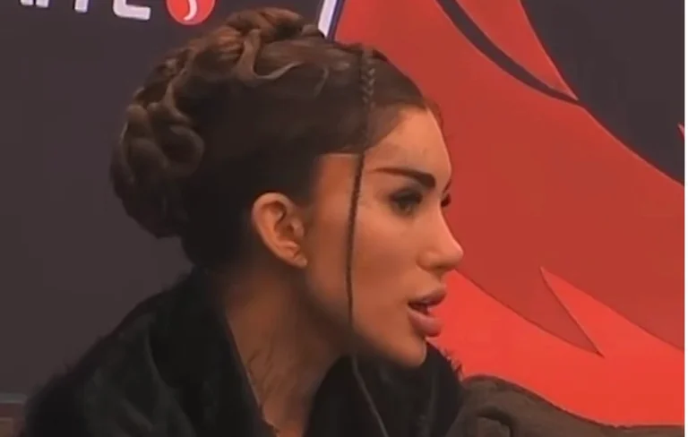 Bia Khalifa: Johnny סיינס הוא החבר הכי טוב שלי.