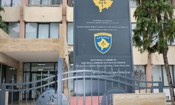 הוא הרוויח כמעט חצי מיליון יורו לדיור, ובסופו של דבר נמכר סאפי, התובע המיוחד מעלה האשמות נגד שלושה אנשים.