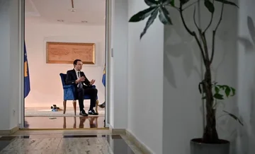 Nemški diplomat ne gre v Kurtovo pisarno, ampak v parlament.