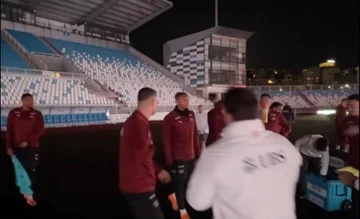 “Ups... schalten Sie die Lichter aus... ”, die Schweizer Nationale ist überrascht, nachdem die Leistung am “Fadil Vokri”Stadion gestoppt wurde.