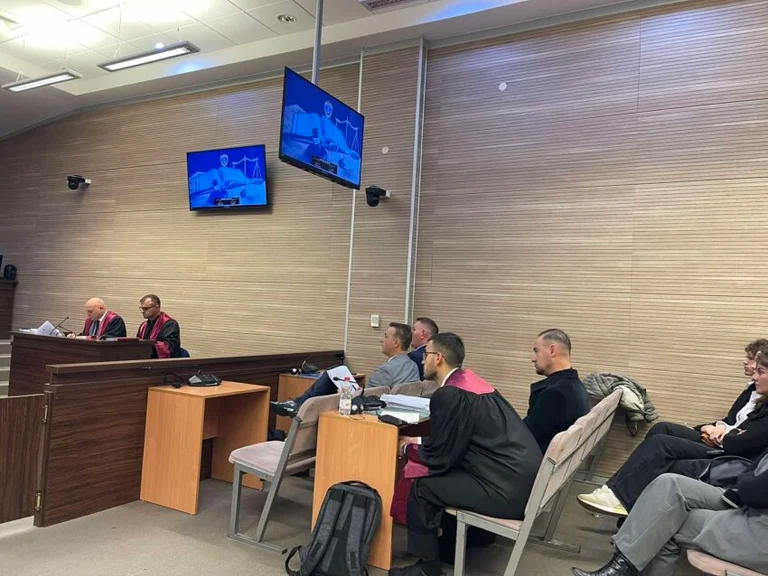 פול לקאאג' ואחרים היום לפני בית המשפט “53 מיליון ב”