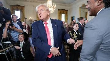 Drama z Epsteinom: Zdaj se Trumpovi največji prijatelji trgajo.