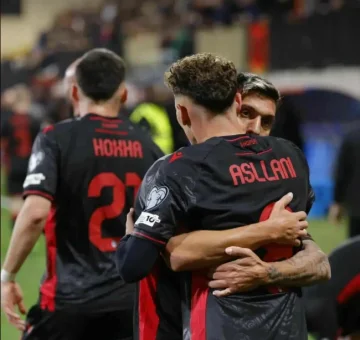 Historisches Duo: Albanien-Englisches Spiel beginnt