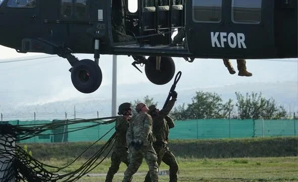 עלה על חבל המטען למסוק, KFOR מפרסם תמונות של חיילים אמריקאים מתאמנים עם הלטבים האלה.