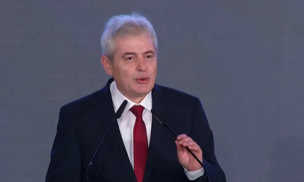 “Kurti ndërhyri rreth gjuhës shqipe në RMV”, Ali Ahmeti mesazh qytetarëve: Mos e lini Kosovën në të njëjtën pako me Rusinë dhe Bjellorusinë