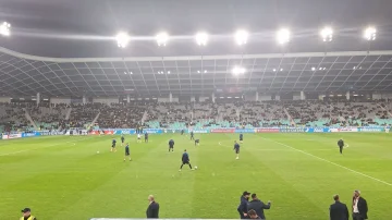 Spieler auf dem Feld, alles bereit für Slowenien passen Kosovo