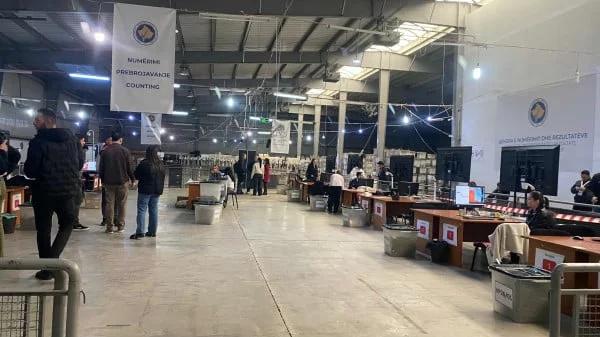 ספירת ההצבעה מתחילה מחוץ לקוסובו, CEC מחכה לארה"ב, קנדה, אוסטרליה