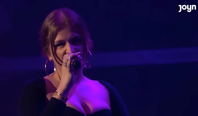 Erzene Soka מאיר ב “הקול של גרמניה”, הלילה אני יכול לגעת בחצי הגמר