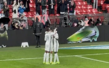 England zeigt Serbien wie Fußball spielt