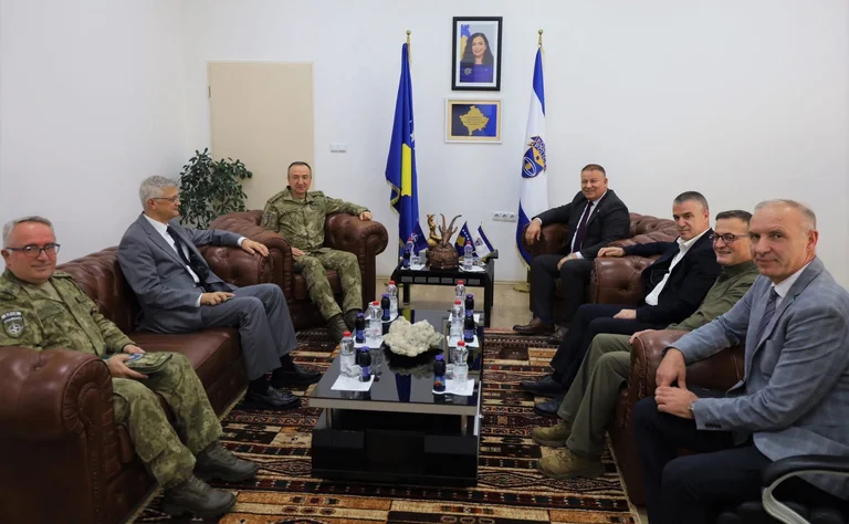 מפקד המשטרה של קוסובו פוגש את מפקד KFOR, Ozkan Ulutas