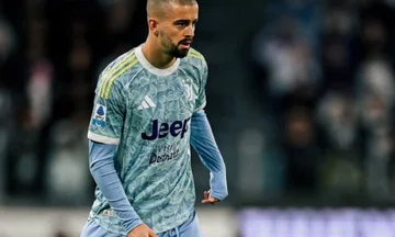 Er flippt den Gegner aus, indem er den Ball zwischen seine Beine setzt, Serie A ist erstaunt über Zegrovs Bewegung.
