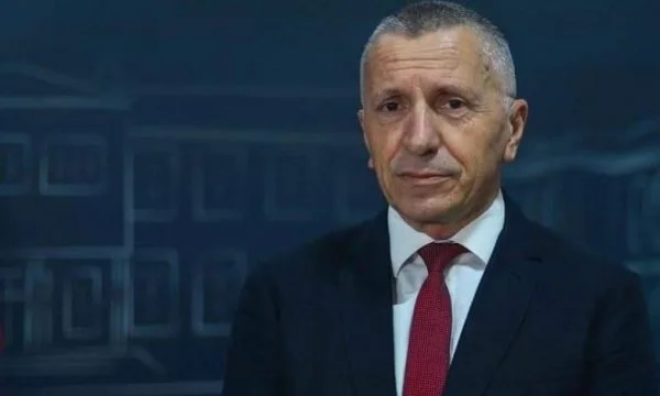 Kamberi: Pushteti në Serbi është i koncentruar në një elitë, në rastin e Vuçiqit tek ai personalisht