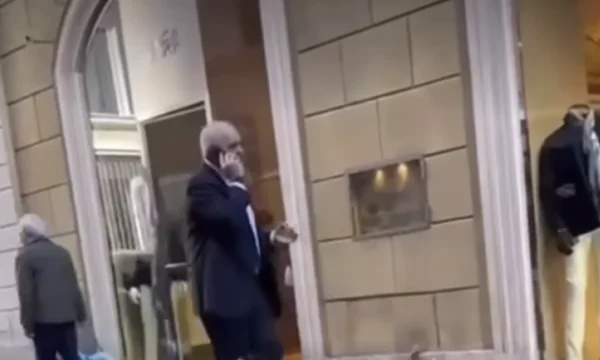 אתה כומר משותף או מה שאתה, ראמה באיטליה נתפס לדבר עם מישהו עם גוונים קשים.