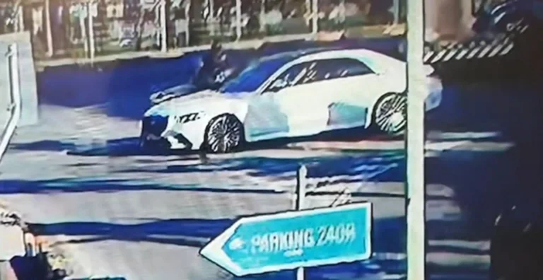 רגע התנקשות: הכותב יורד ויירה קליעים