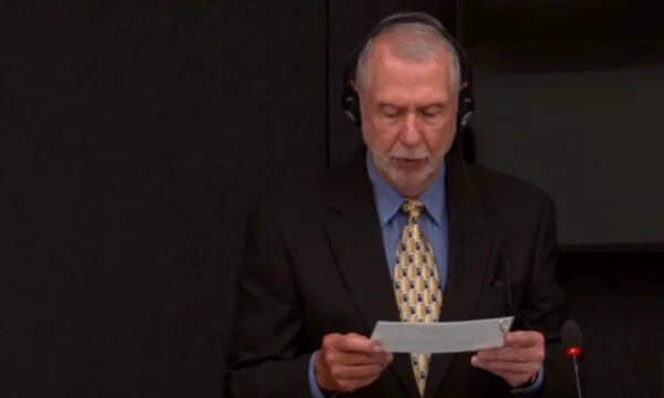 עדותו של היועץ הפוליטי לשעבר קלארק מייקל דורקה מתחילה בהאג