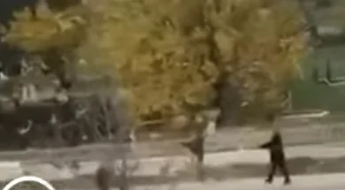 כמו בסרטים: חלק מהאנשים שואבים אקדחים בין העיר Istog (VIDEO)