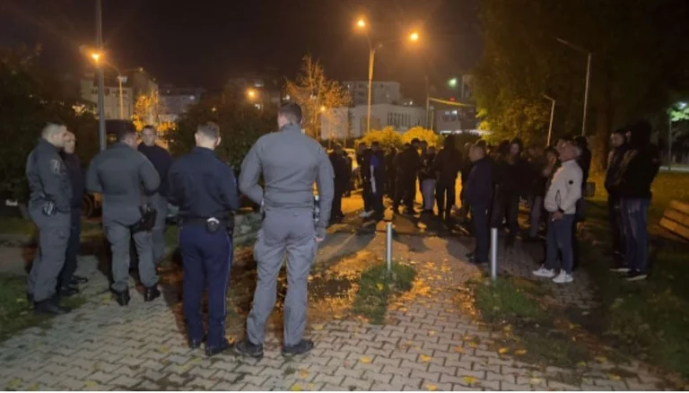 חלק מהאזרחים נוטים להיות מוצעים ל- Mitrovica Counting Center, התערבות משטרתית