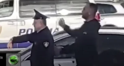 צפייה מזעזעת של רימאנס: אזרחים מנסים לשבור חלונות מכונית כדי לחלץ את הקורבן (Video)