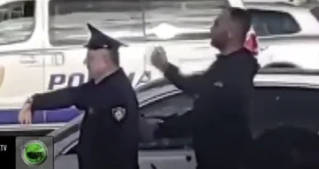 Šokanten pogled Rinasa: Državljani poskušajo razbiti avtomobilska okna, da bi izvlekli žrtev (Video)