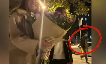 Das junge Paar war überrascht: Sie machten ein Video auf den Straßen von Barcelona, plötzlich erschien die Messe neben ihnen