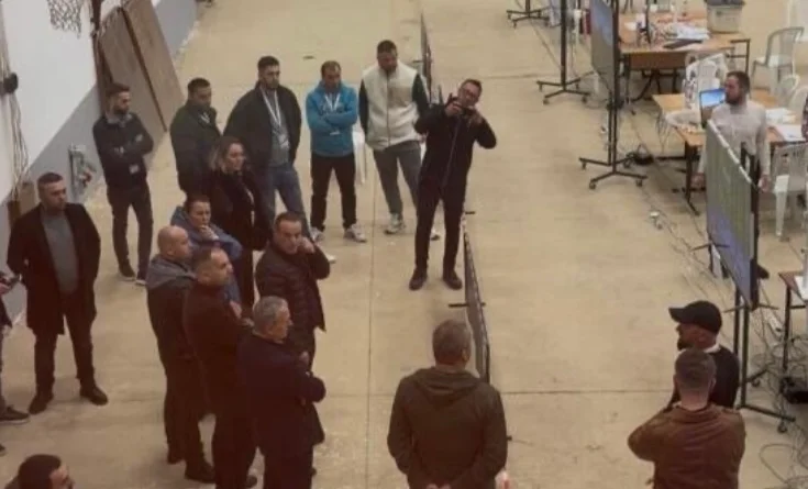 בעלו של אלבולאן האדיו עם “zantin” לוקח תמונות של תובעים ב- QKN ב Mitrovica