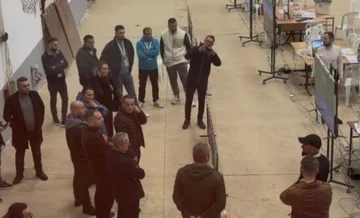 Съпругът на Албулен Хаджиу със Svechla “zantin” снима прокурори в QKN в Митровица