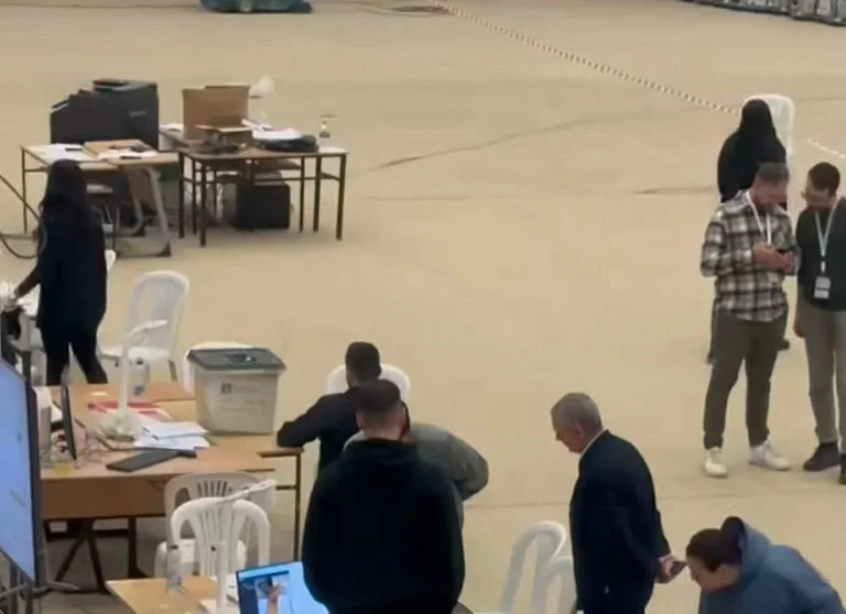 התובע: מרכז תקשורת ספירת חיתוך בקהילת Mitrovica