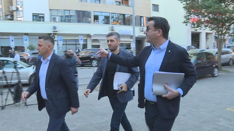החוקה הפכה אותו, בעיות Veliaj סדר ראשון