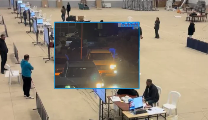 הספקים ב Mitrovica, יחידת משטרה מיוחדת מגיעים למרכז ה Counting