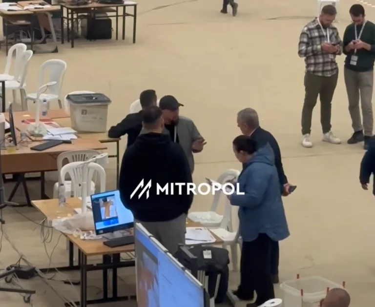 התובע פיצ'י מאשר לעצור את ספירת ההצבעה במיטוברוביקה: המשטרה וה-CEC נפגשו.