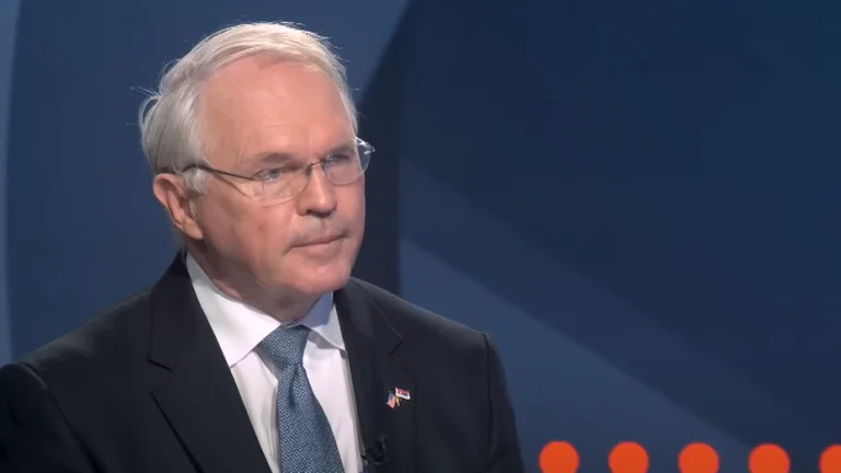 “Serbia më afër e ka njohjen e Kosovës sesa NATO-n”, thotë analisti serb pas deklaratës së ambasadorit Hill