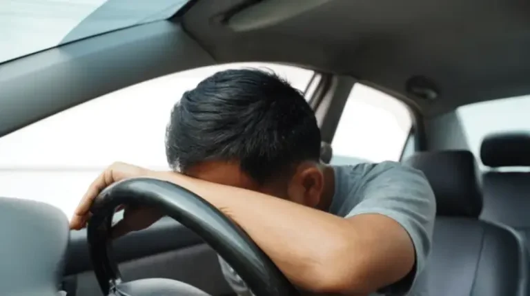 קוסובר נרדם בזמן ההמתנה לדלק, משטרת שווייץ מתערבת
