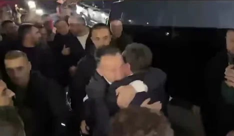 קורט מחבק את פאק, כמעט הפיל אותו.