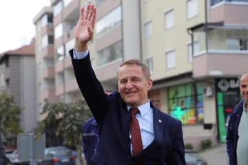 Ferit Idriz i PDK) napoveduje zmago v Vushtrri