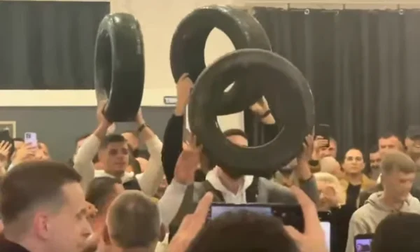 טאירי בירך את פצין לאחר הקרב, אוהדי VVU נשארים נאמנים לשפה של קורטי, לחגוג עם “