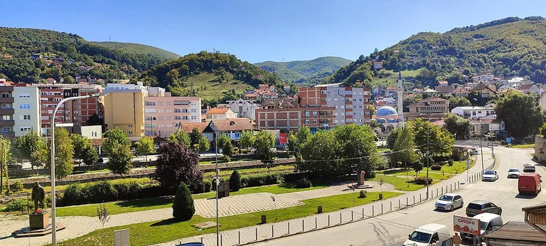 Policia ia konfiskon pistoletën me tre fishekë një 16-vjeçari në Kaçanik (FOTO)