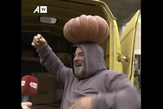 איש העסקים לאחר ההצבעה מתחיל לשיר: היכנסו, במבו. פלפלים נמכרים.
