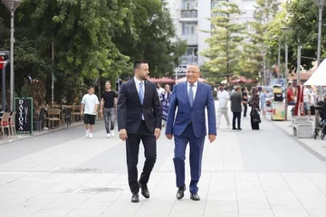 Bedri Hamza objavi fotografijo z Arian Tahiri, vabi državljane na glasovanje